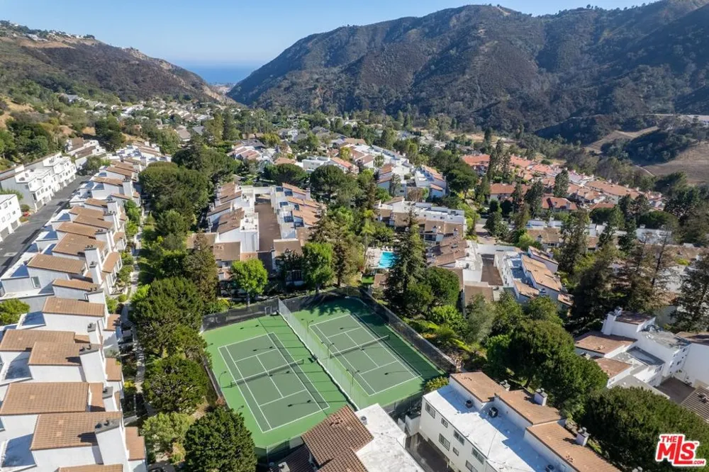 17253 Palisades Circle Los Angeles, CA 90272
