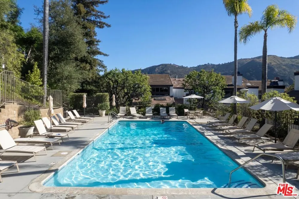 17253 Palisades Circle Los Angeles, CA 90272