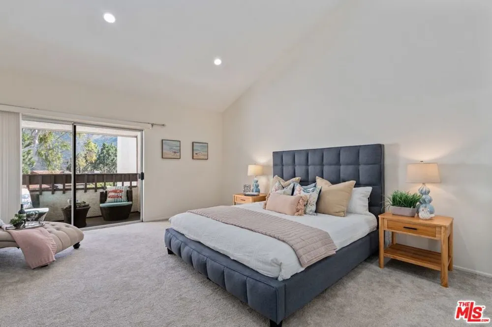 17253 Palisades Circle Los Angeles, CA 90272