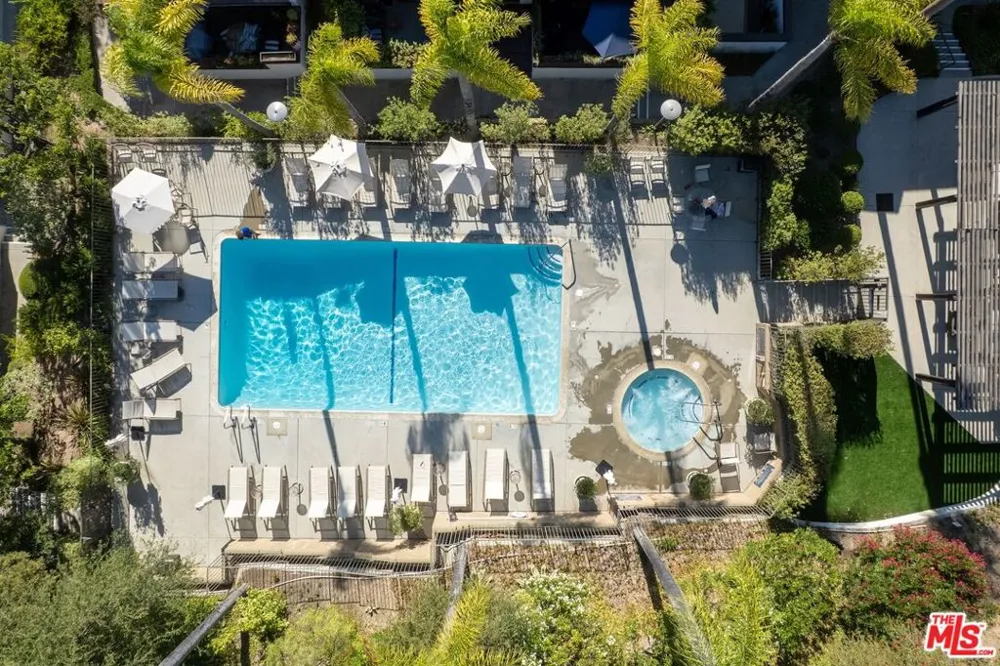 17253 Palisades Circle Los Angeles, CA 90272
