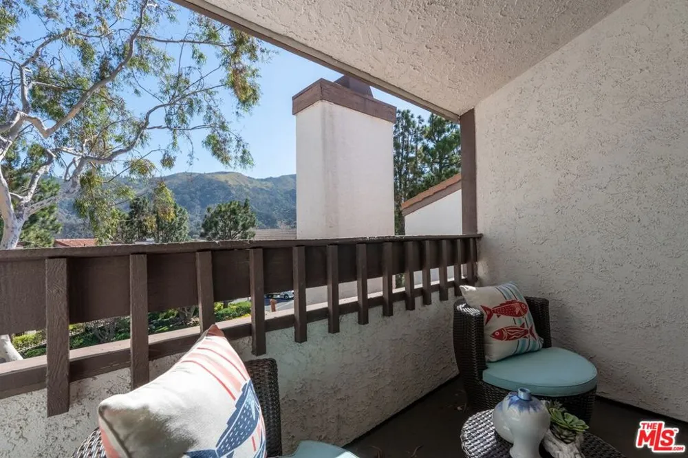 17253 Palisades Circle Los Angeles, CA 90272