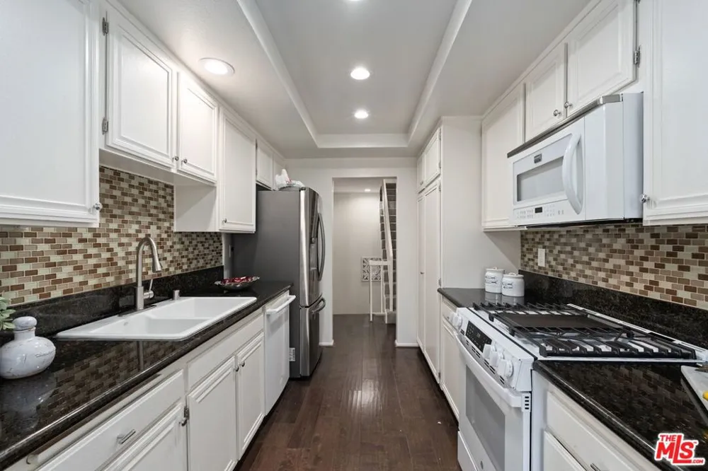 17253 Palisades Circle Los Angeles, CA 90272