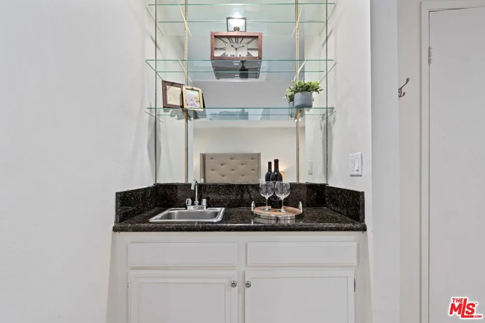 17253 Palisades Circle Los Angeles, CA 90272