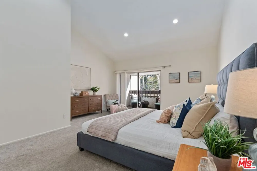 17253 Palisades Circle Los Angeles, CA 90272