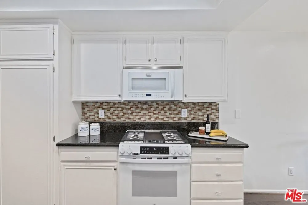 17253 Palisades Circle Los Angeles, CA 90272