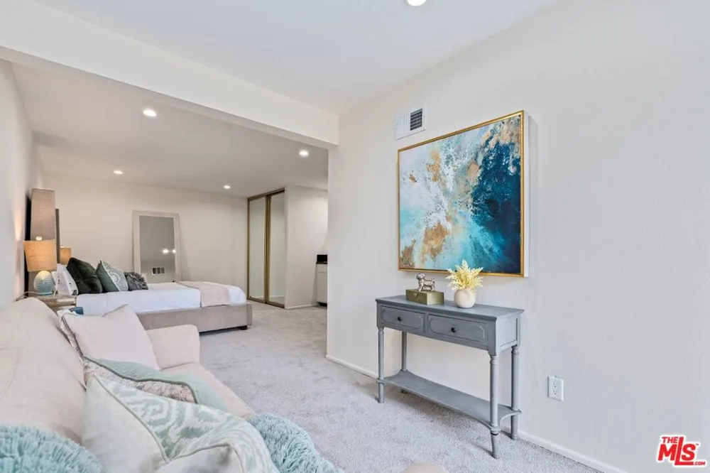 17253 Palisades Circle Los Angeles, CA 90272