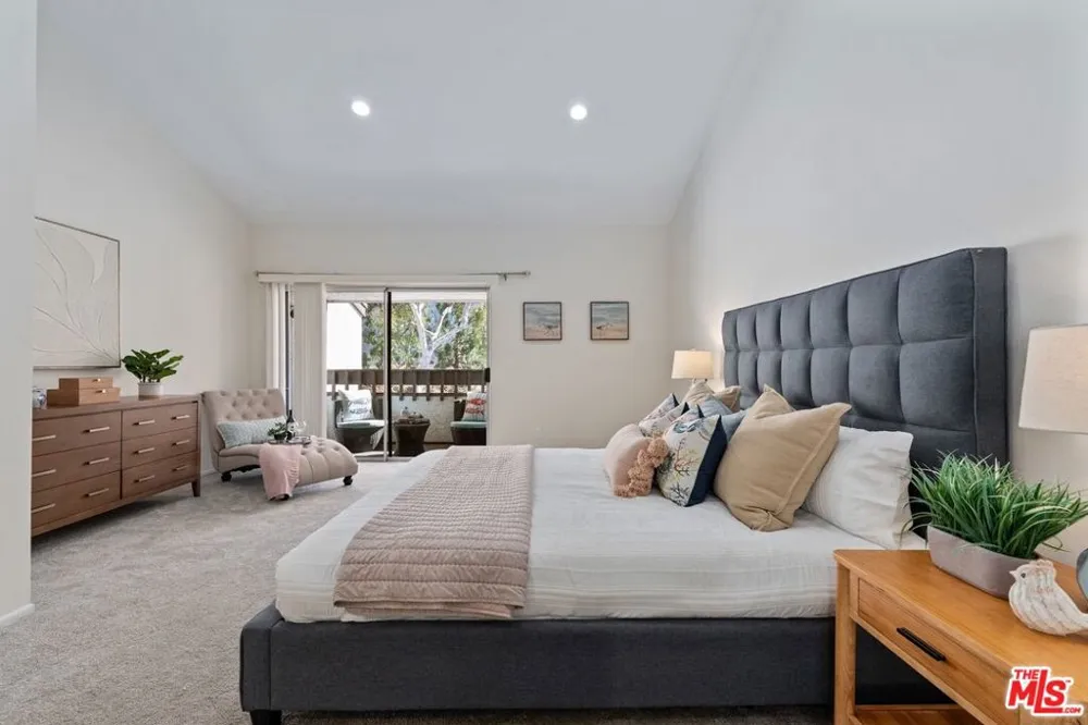 17253 Palisades Circle Los Angeles, CA 90272