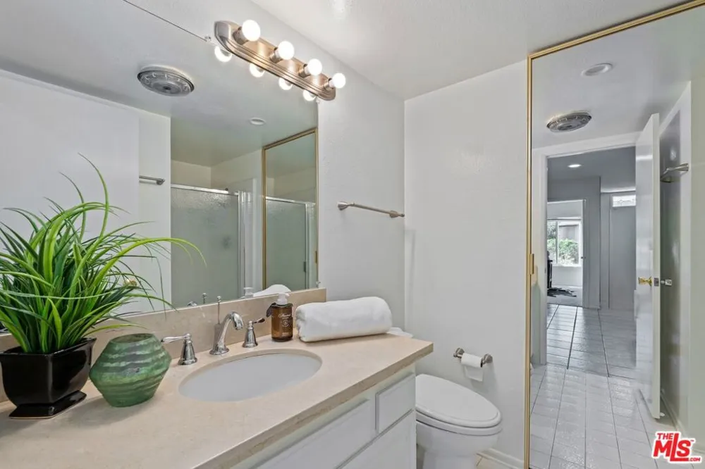 17253 Palisades Circle Los Angeles, CA 90272