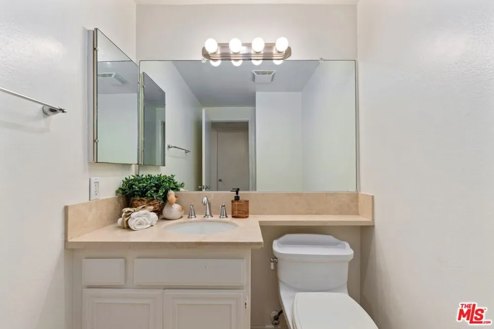 17253 Palisades Circle Los Angeles, CA 90272