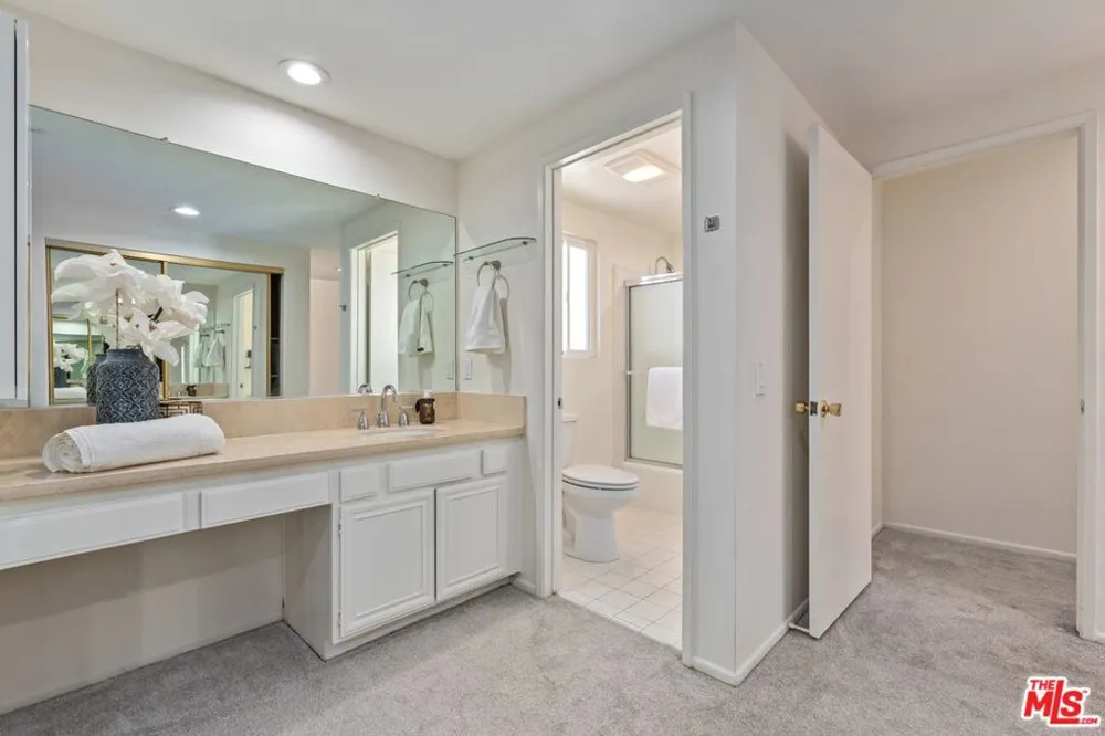 17253 Palisades Circle Los Angeles, CA 90272