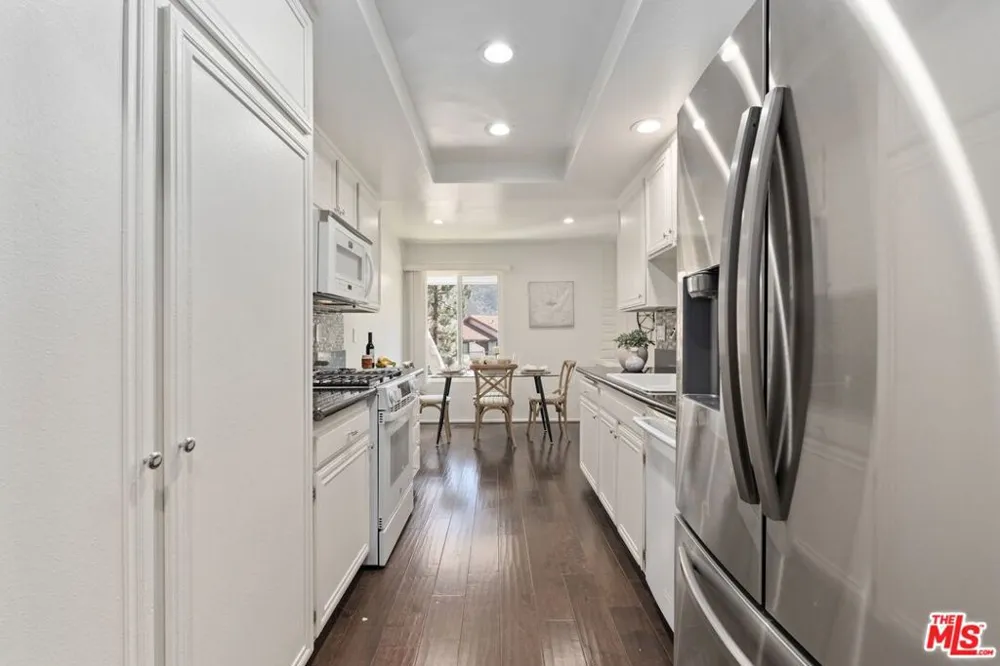17253 Palisades Circle Los Angeles, CA 90272