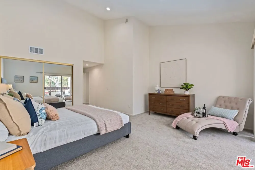 17253 Palisades Circle Los Angeles, CA 90272