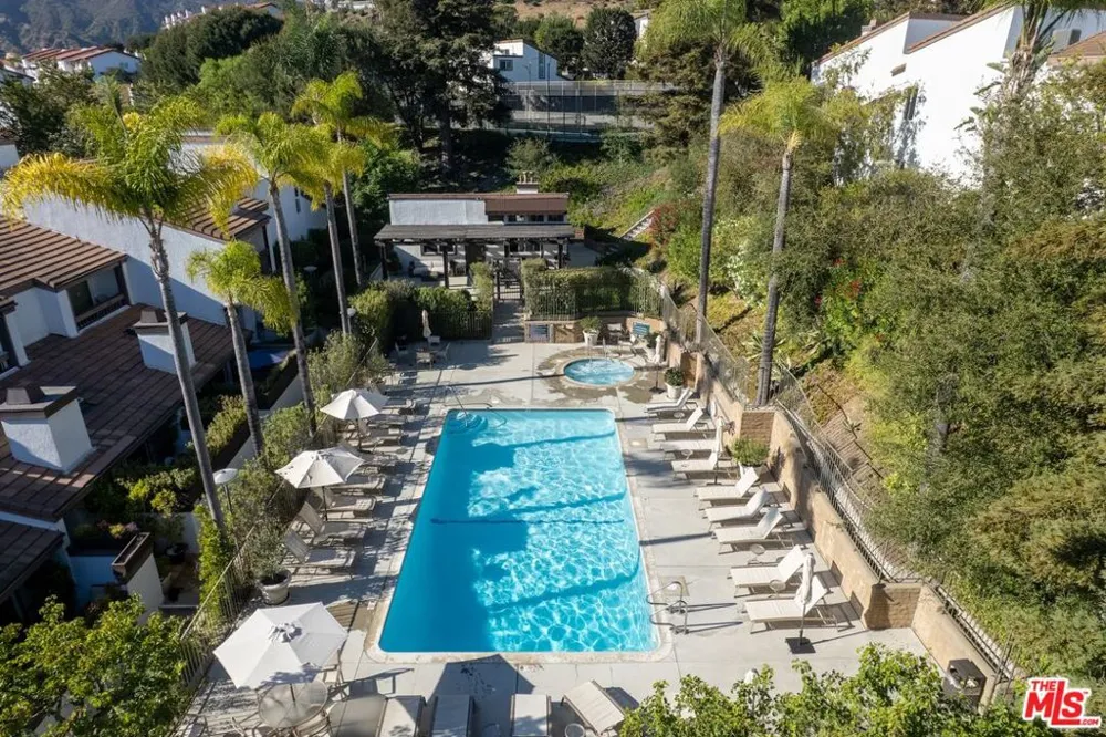 17253 Palisades Circle Los Angeles, CA 90272
