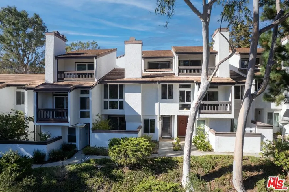 17253 Palisades Circle Los Angeles, CA 90272