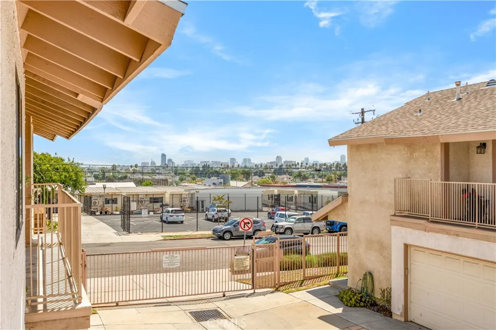 1425 E 23rd Signal Hill, CA 90755