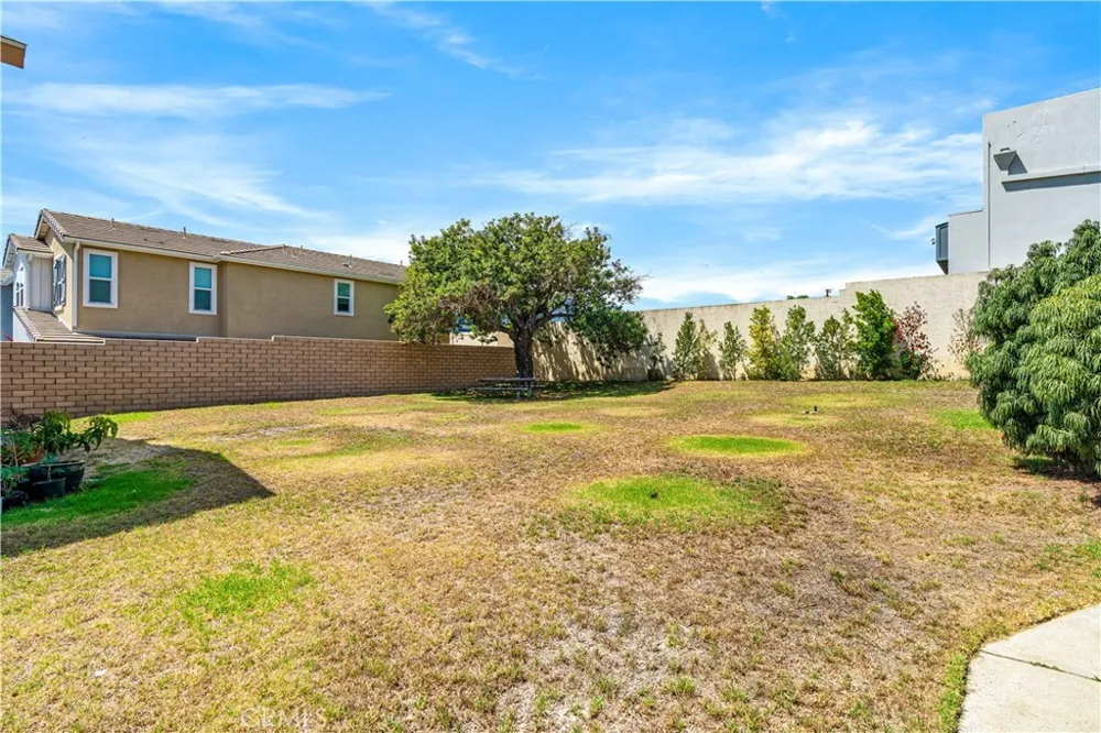1425 E 23rd Signal Hill, CA 90755