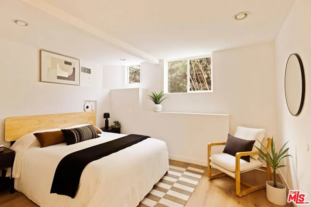 6837 Cahuenga Park Trail Los Angeles, CA 90068