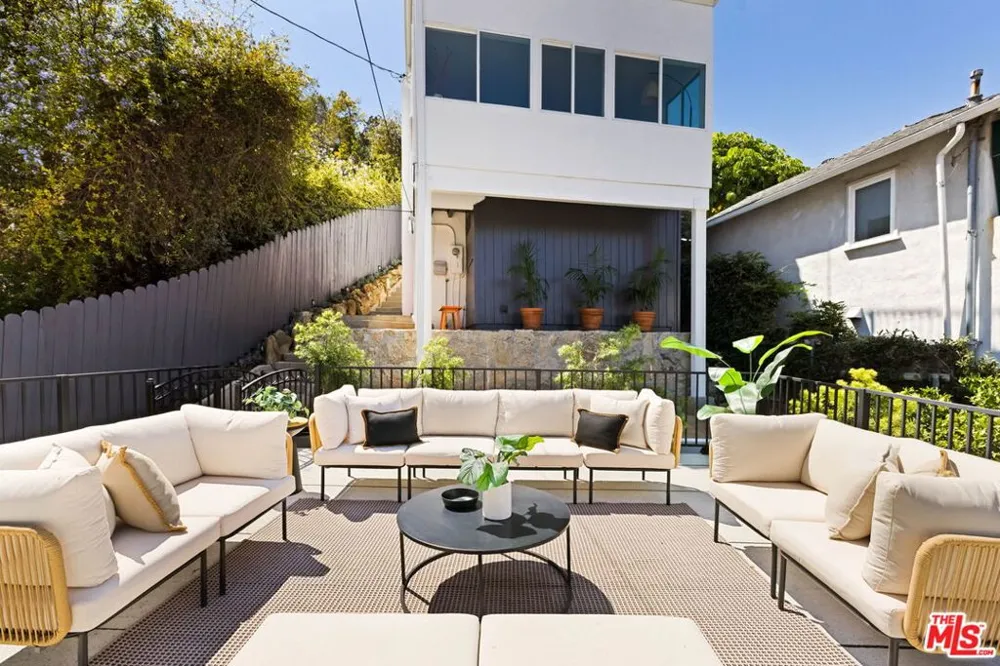 6837 Cahuenga Park Trail Los Angeles, CA 90068