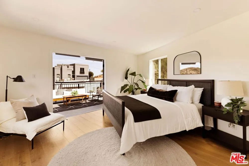 6837 Cahuenga Park Trail Los Angeles, CA 90068