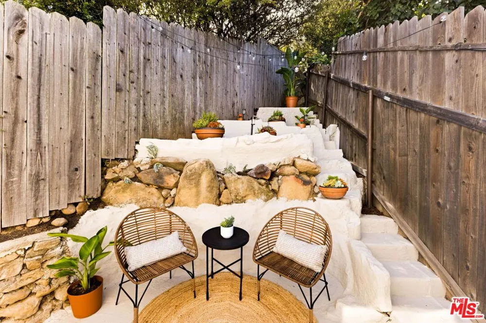 6837 Cahuenga Park Trail Los Angeles, CA 90068