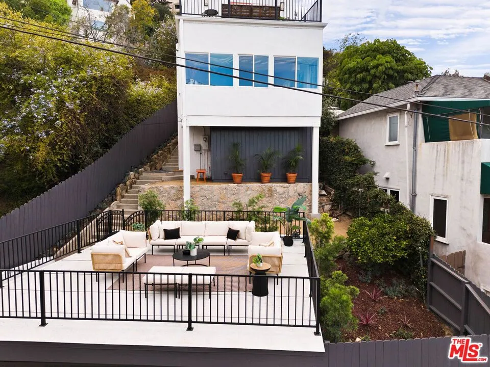 6837 Cahuenga Park Trail Los Angeles, CA 90068