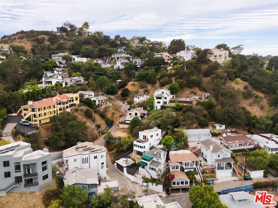 6837 Cahuenga Park Trail Los Angeles, CA 90068