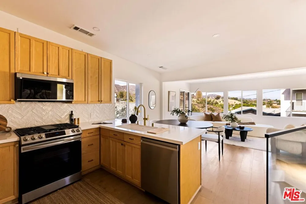 6837 Cahuenga Park Trail Los Angeles, CA 90068