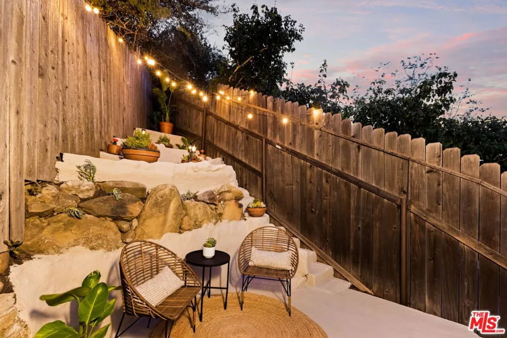 6837 Cahuenga Park Trail Los Angeles, CA 90068