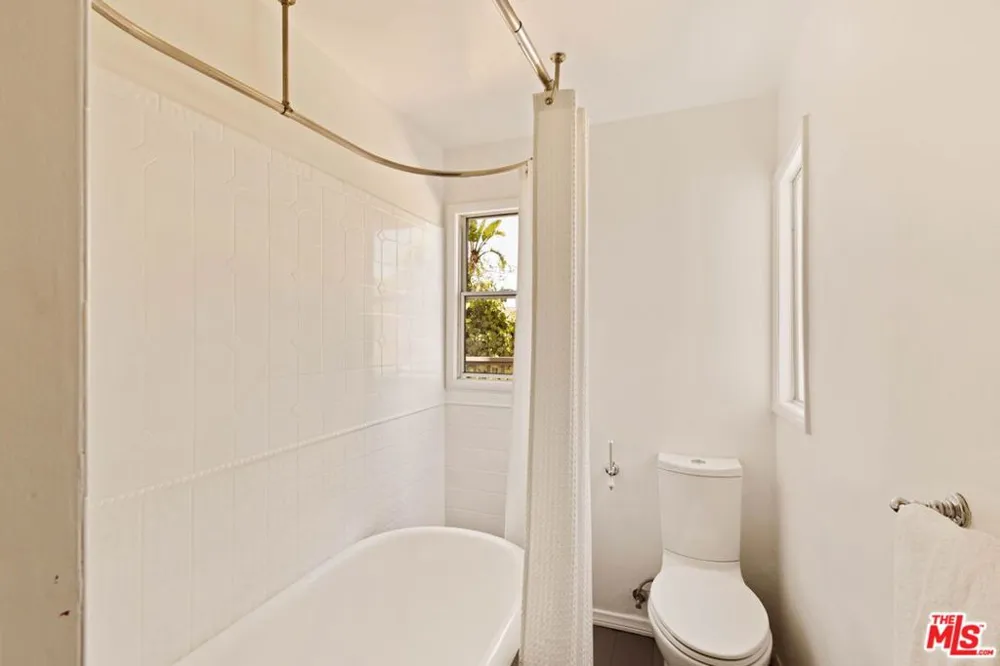 6837 Cahuenga Park Trail Los Angeles, CA 90068