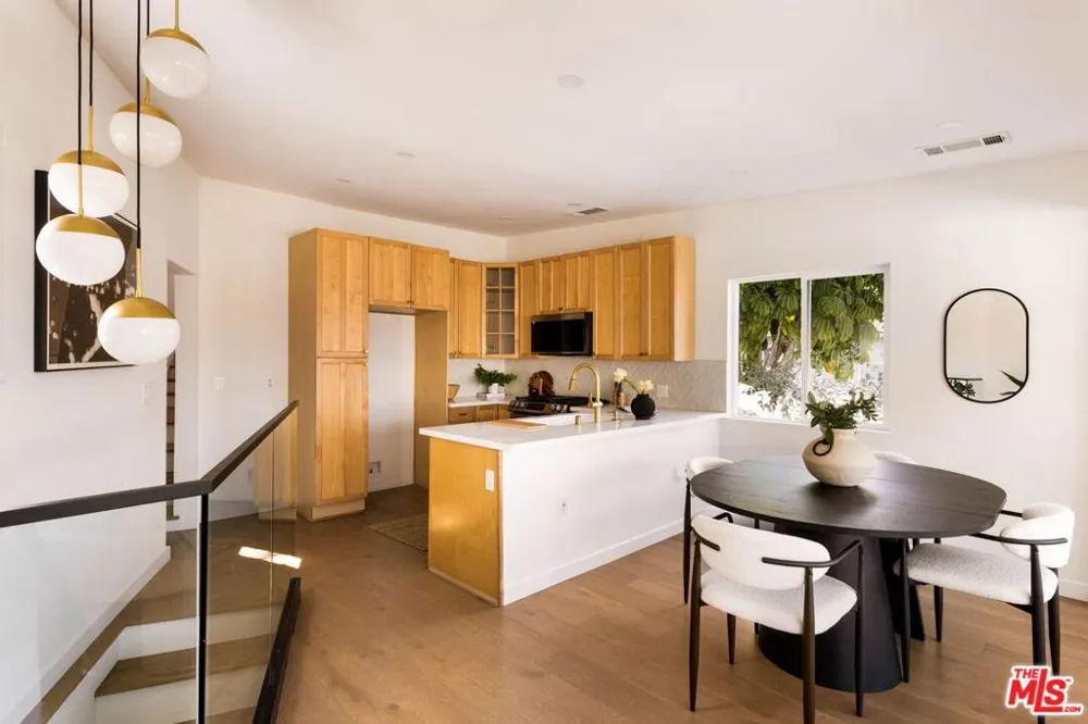 6837 Cahuenga Park Trail Los Angeles, CA 90068