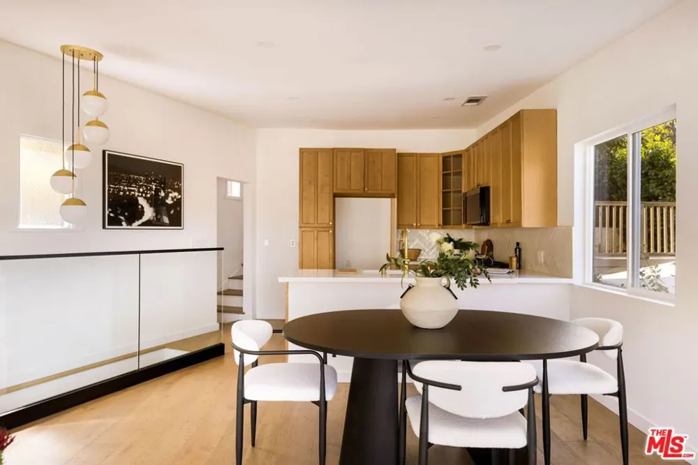 6837 Cahuenga Park Trail Los Angeles, CA 90068