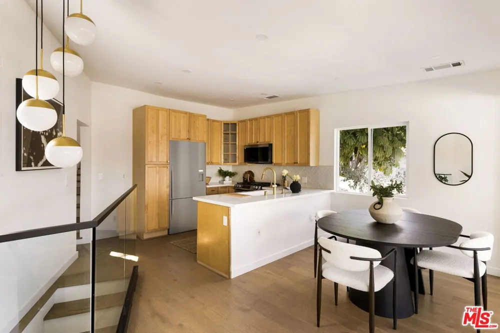 6837 Cahuenga Park Trail Los Angeles, CA 90068