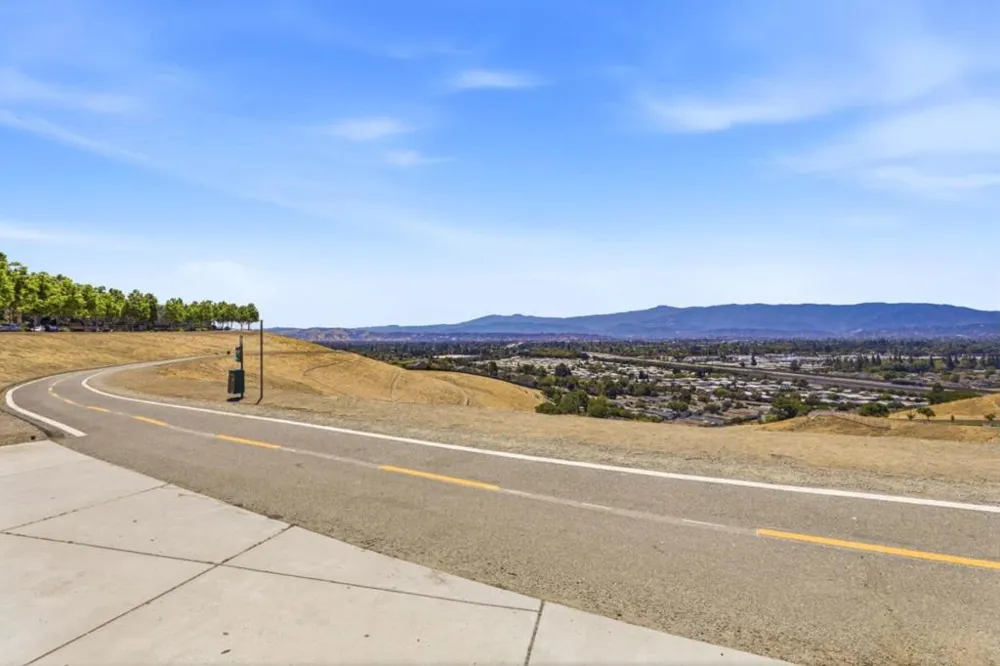 382 Llano De Los Robles Ave #Unit 9 San Jose, CA 95136