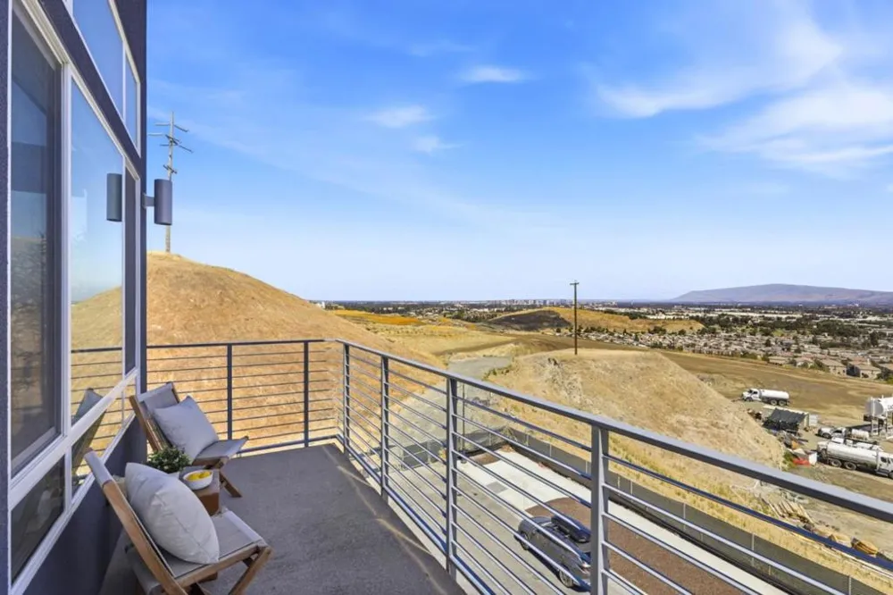 382 Llano De Los Robles Ave #Unit 9 San Jose, CA 95136