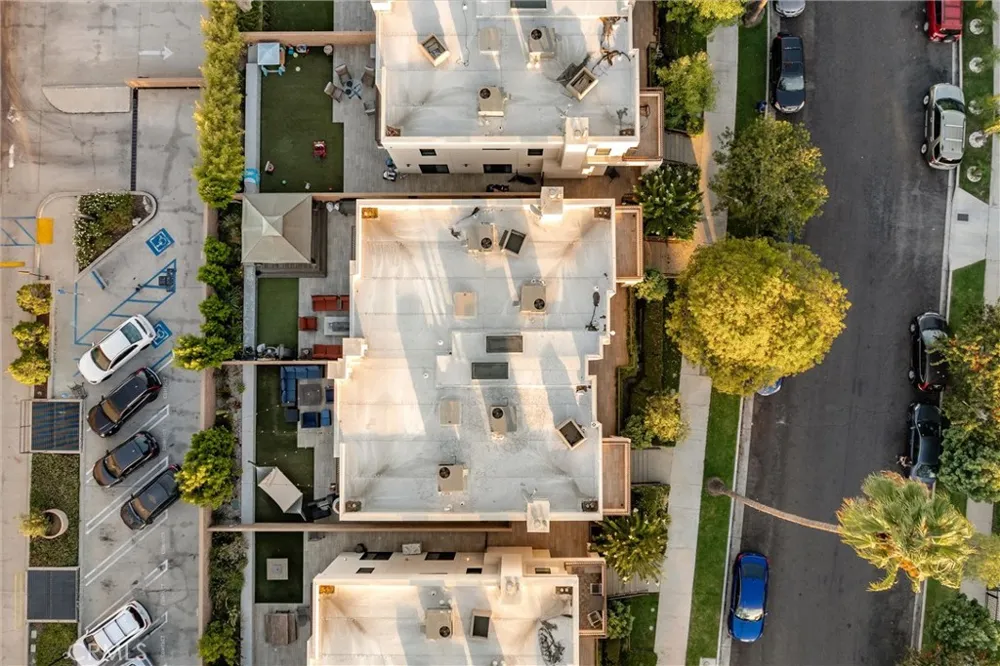 18717 Redwing Tarzana, CA 91356