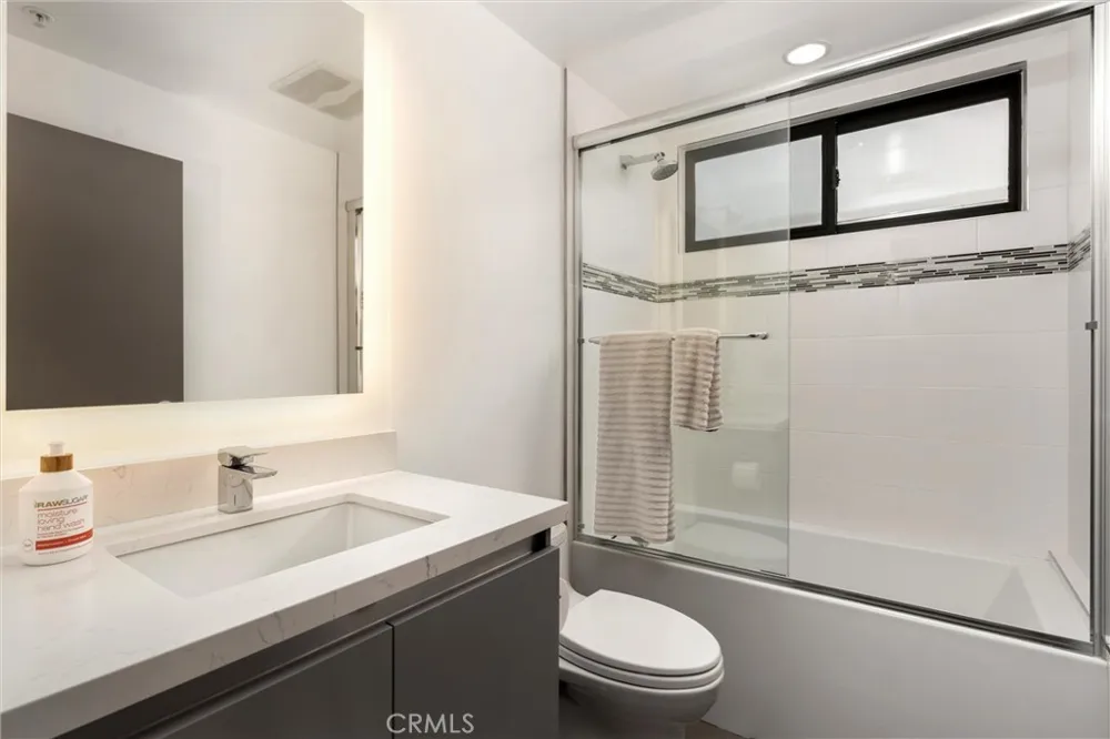 18717 Redwing Tarzana, CA 91356