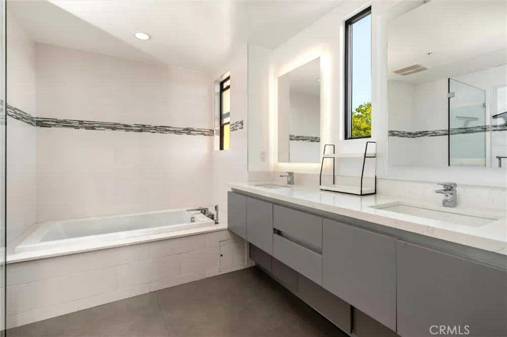 18717 Redwing Tarzana, CA 91356