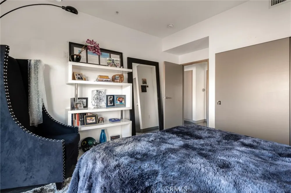 18717 Redwing Tarzana, CA 91356