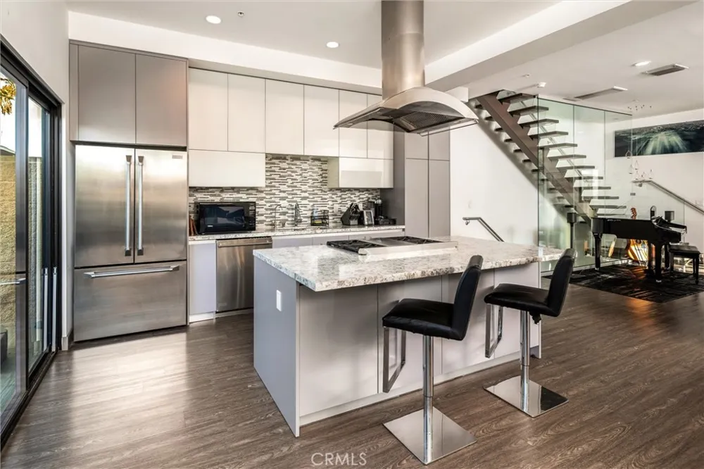 18717 Redwing Tarzana, CA 91356