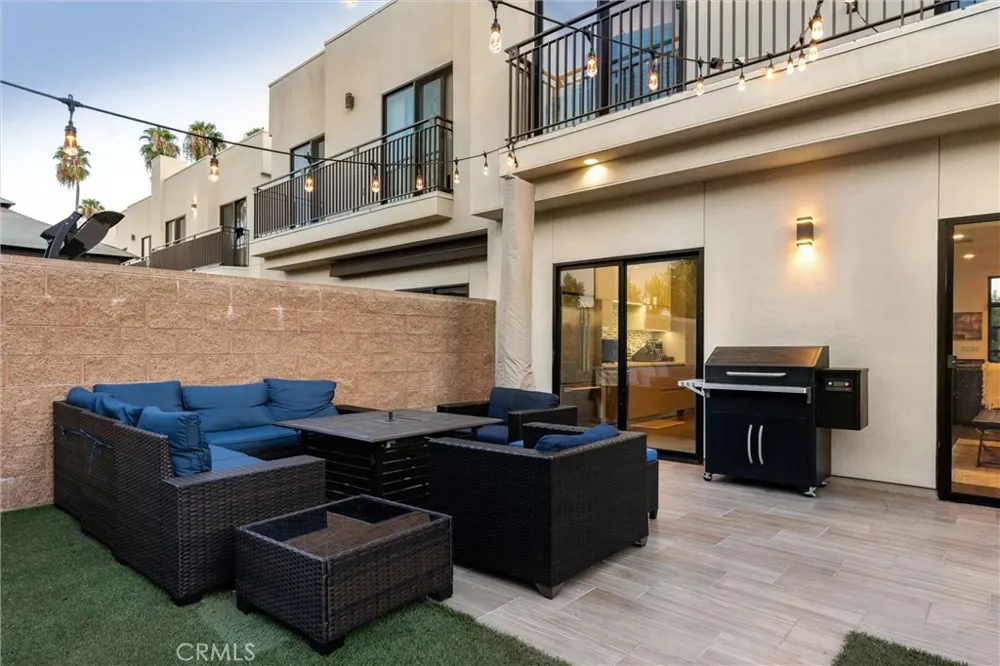 18717 Redwing Tarzana, CA 91356