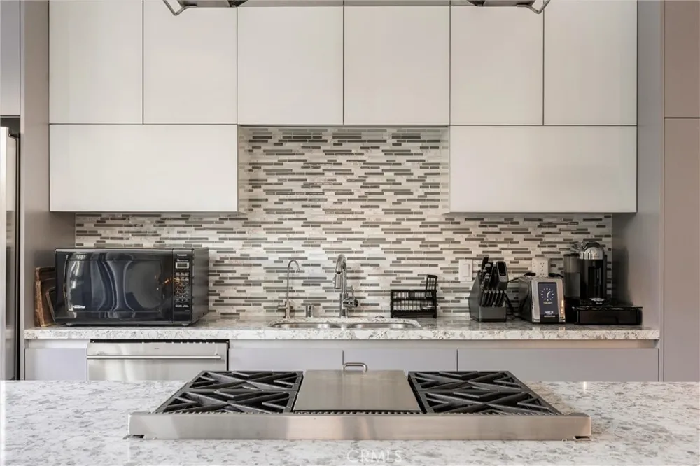 18717 Redwing Tarzana, CA 91356