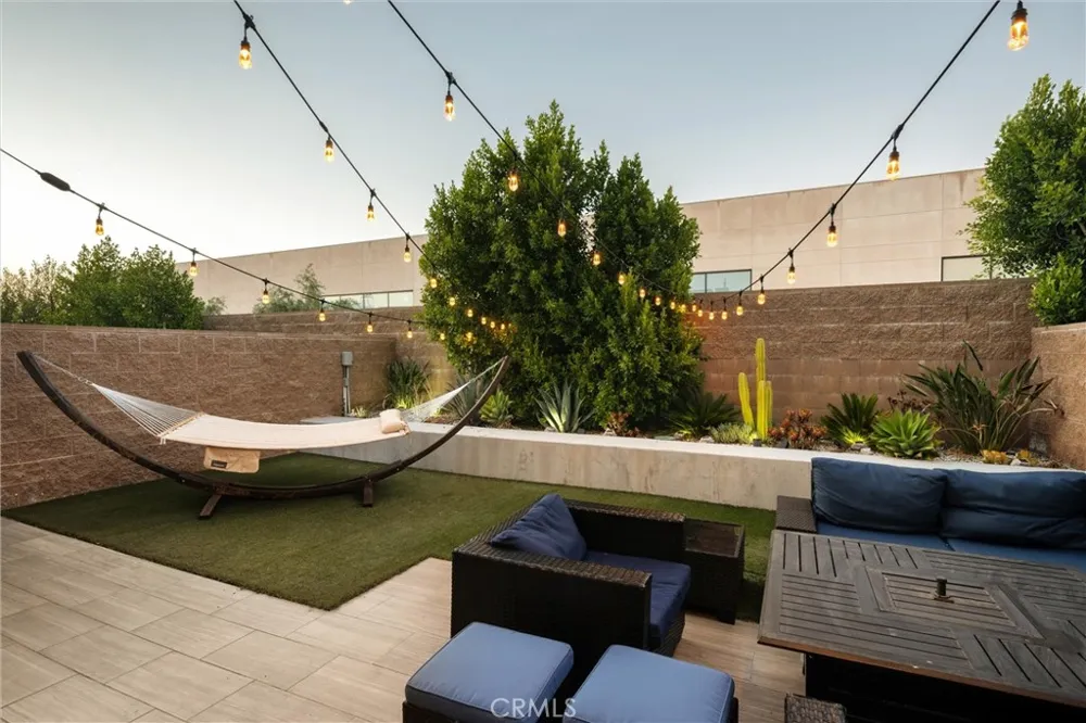 18717 Redwing Tarzana, CA 91356