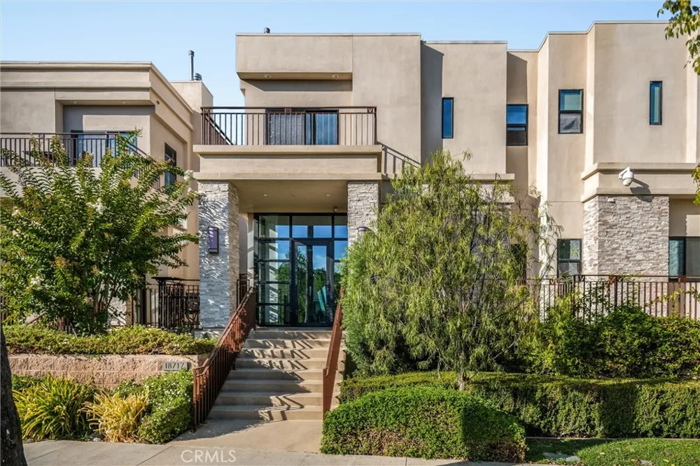 18717 Redwing Tarzana, CA 91356