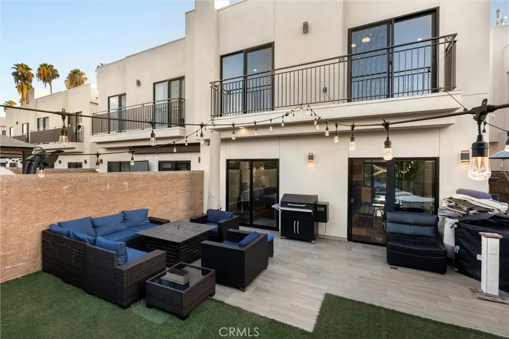 18717 Redwing Tarzana, CA 91356