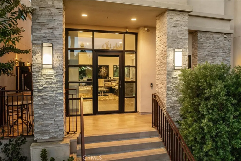 18717 Redwing Tarzana, CA 91356