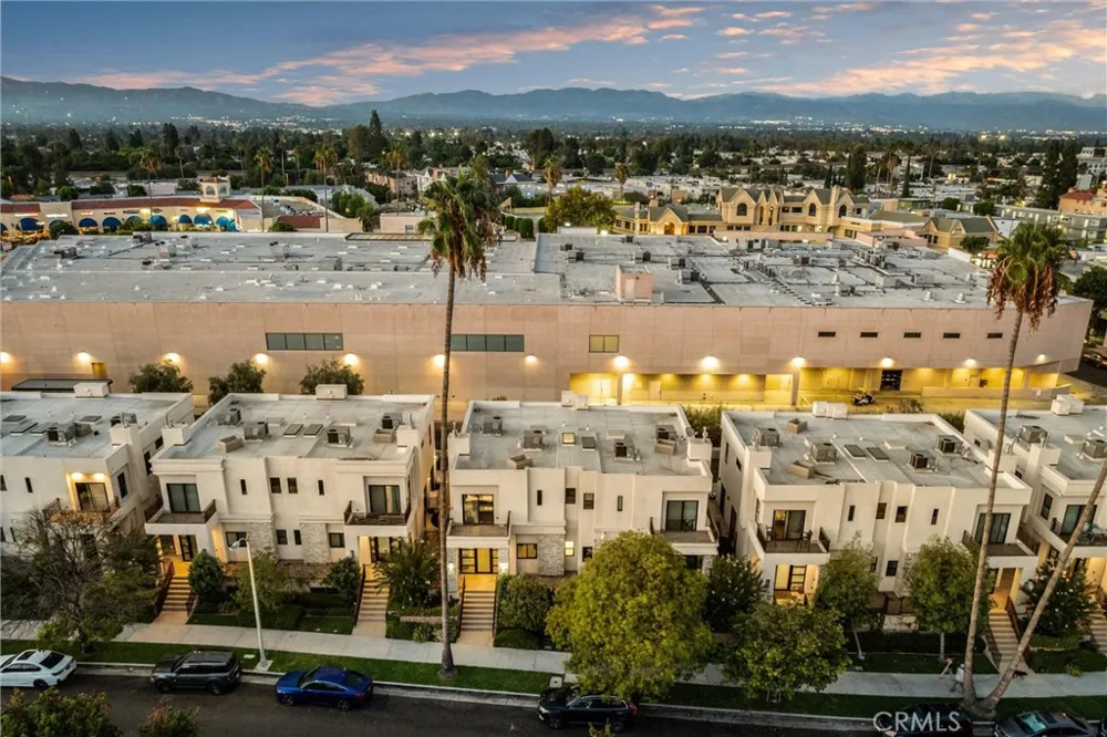 18717 Redwing Tarzana, CA 91356