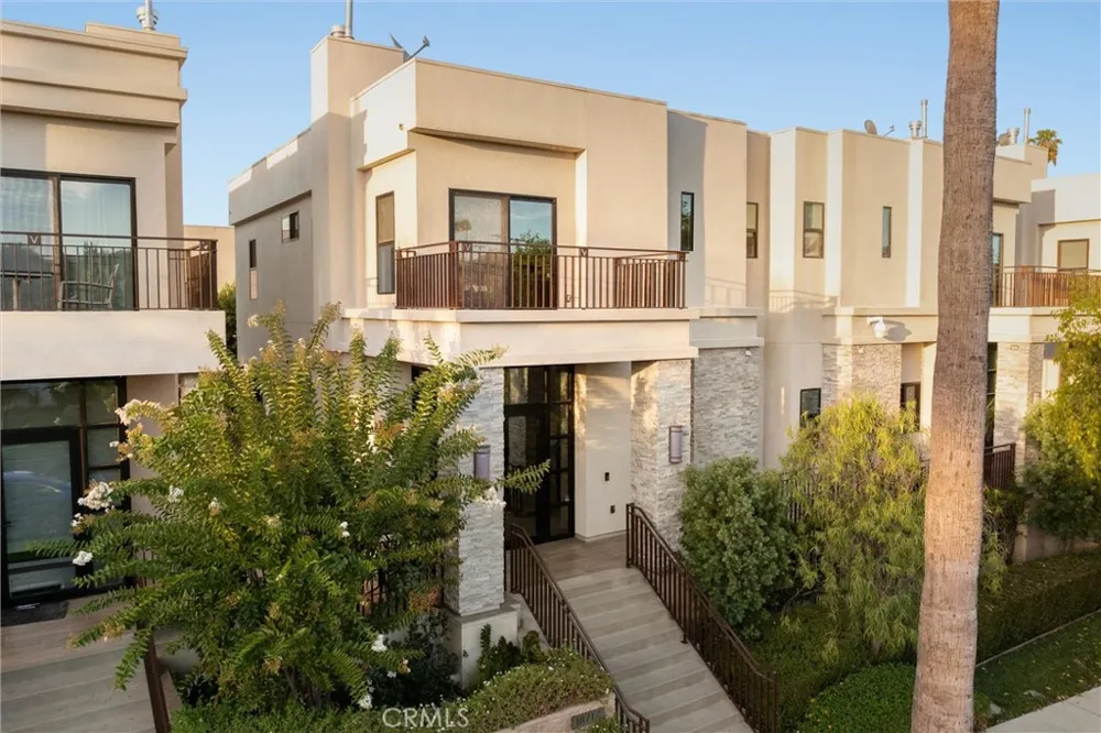 18717 Redwing Tarzana, CA 91356