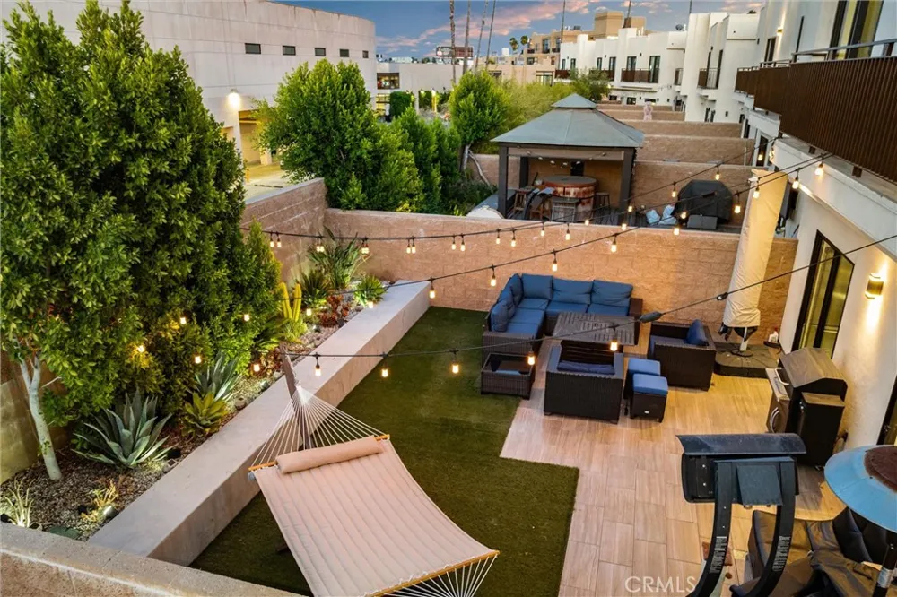 18717 Redwing Tarzana, CA 91356