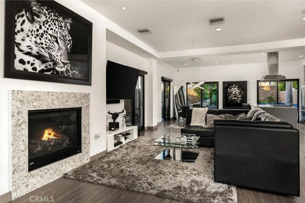 18717 Redwing Tarzana, CA 91356