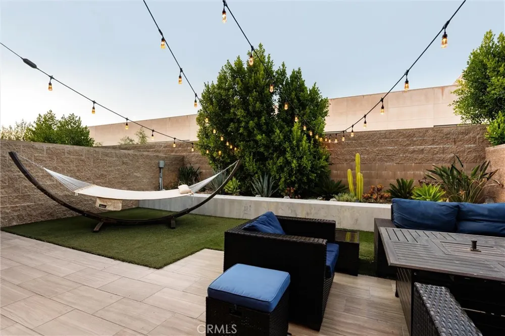 18717 Redwing Tarzana, CA 91356
